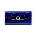 Carteira feminina de couro genuíno de luxo azul com acabamento brilhante e design em relevo de círculos, fecho dourado com detalhe de strass, em vista frontal isolada.