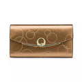 Carteira feminina de couro genuíno de luxo dourada/bronze com acabamento brilhante e design em relevo de círculos, fecho dourado com detalhe de strass, em vista frontal isolada.