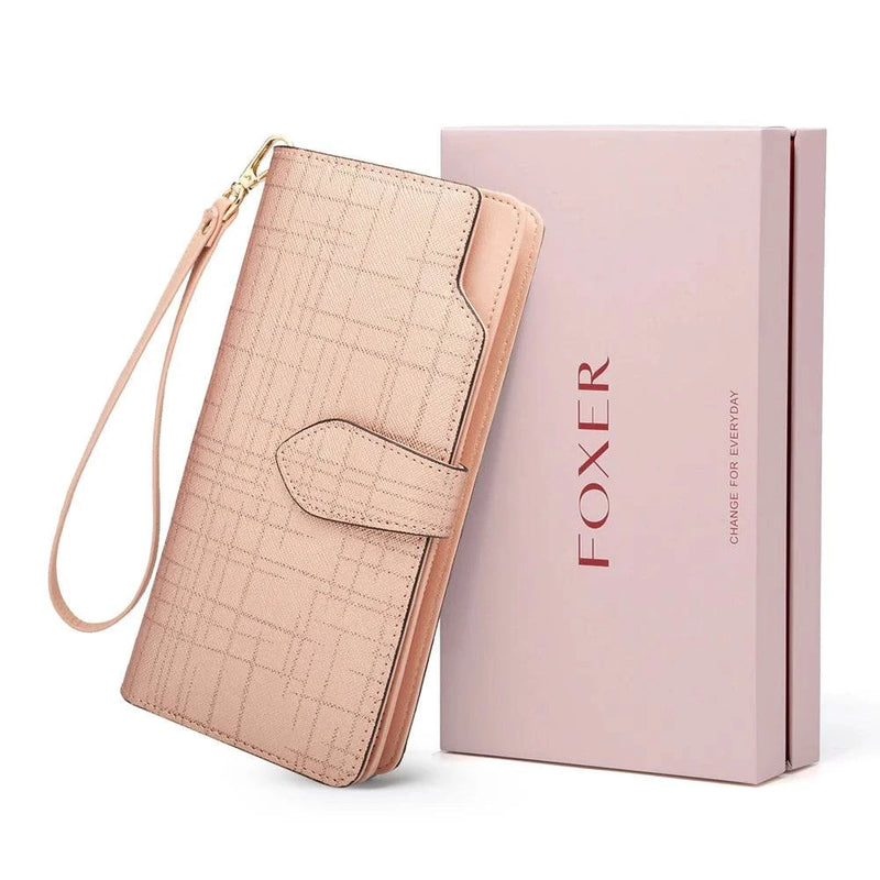 Carteira feminina de couro de luxo rosa claro com padrão quadriculado e alça de pulso removível, apresentada ao lado de sua elegante caixa de presente FOXER, ideal para presentear.