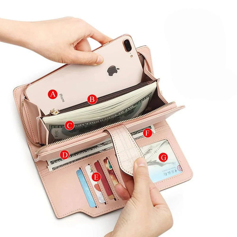 Carteira feminina de couro de luxo rosa claro aberta, com mãos segurando, exibindo organização interna para celular, dinheiro e múltiplos cartões em compartimentos com labels (A a G).