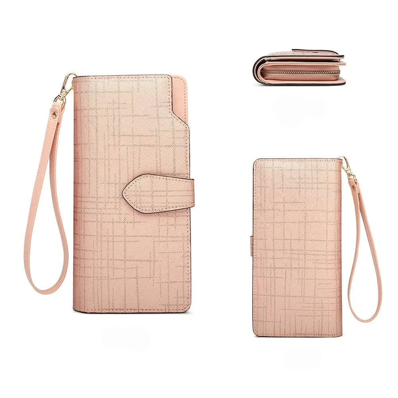 Carteira feminina de couro de luxo rosa claro com textura quadriculada, exibida em vistas frontal e lateral, destacando o fecho de aba, a alça de pulso removível e seu design elegante.