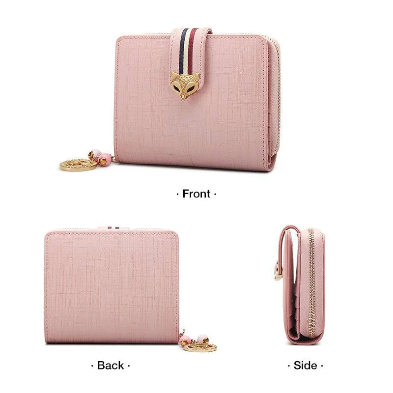 Carteira feminina pequena elegante rosa com fecho de raposa, exibida em vistas frontal, traseira e lateral, destacando sua tira listrada e o charm pendurado.