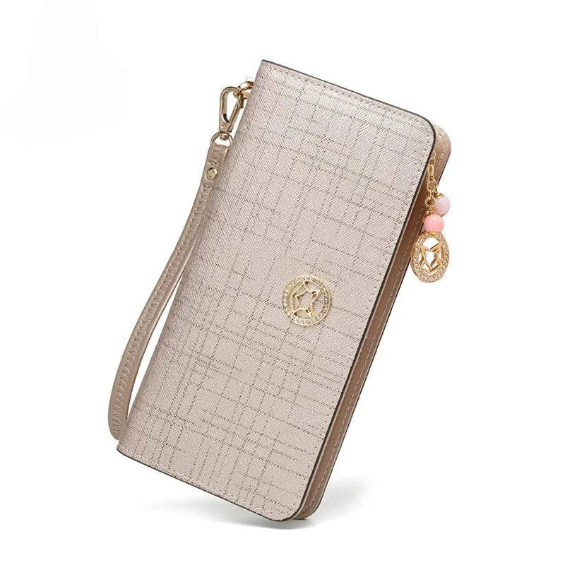 Carteira feminina de couro premium dourada/champanhe com textura quadriculada, alça de pulso removível, medalhão de raposa dourado e charm de bolinhas.