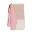 Carteira feminina de couro com zíper e alça, design em bloco de cores rosa, bege e branco, com alça de pulso removível e fecho de zíper dourado.