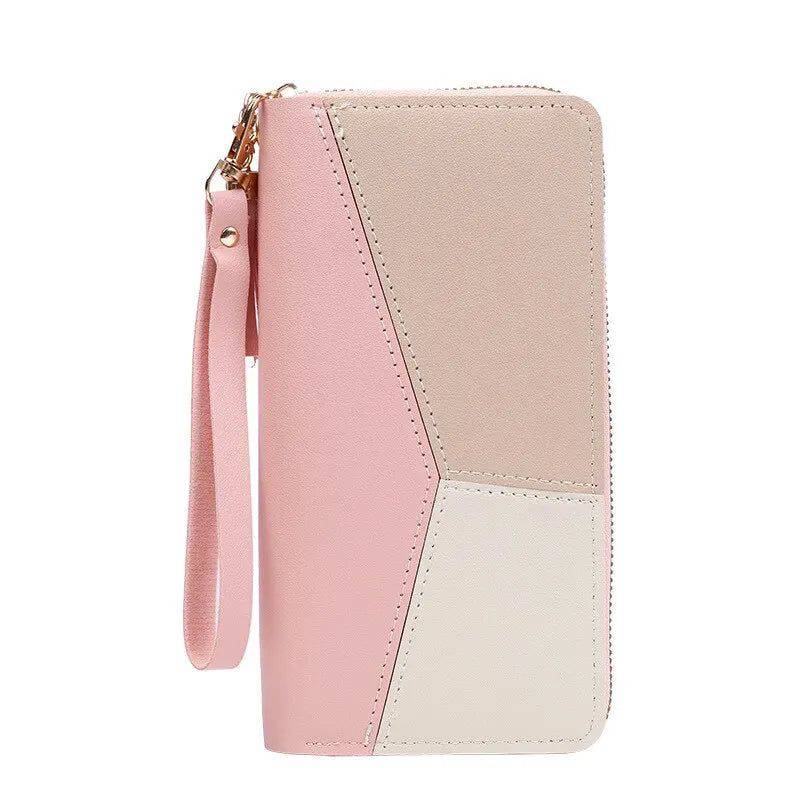 Carteira feminina de couro com zíper e alça, design em bloco de cores rosa, bege e branco, com alça de pulso removível e fecho de zíper dourado.