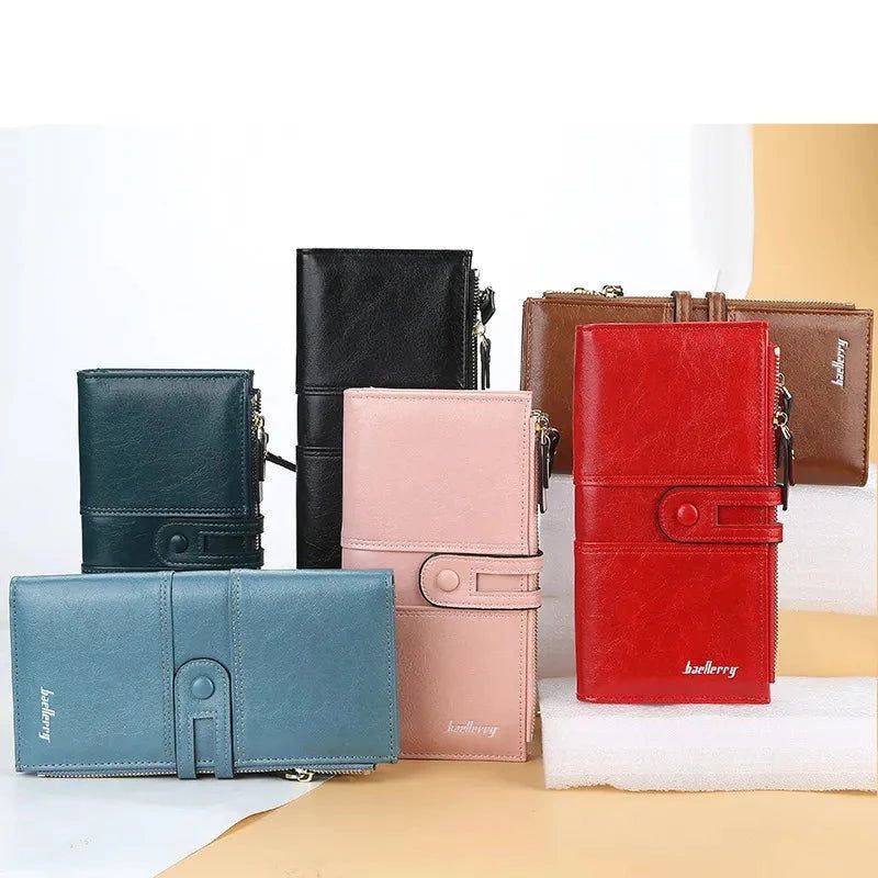 Coleção de carteiras femininas de couro com zíper duplo em cores variadas, incluindo azul, rosa, vermelho, marrom, verde-escuro e preto, exibidas em diferentes posições.