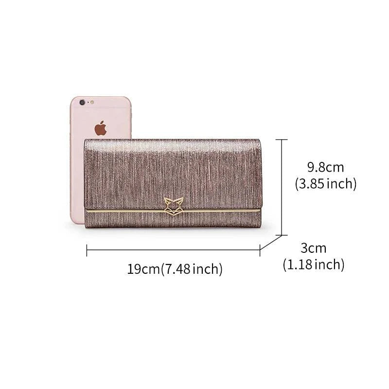 Carteira feminina de couro luxuosa bronze metálico, exibindo dimensões de 19cm de largura, 9.8cm de altura e 3cm de profundidade, com comparativo de tamanho com um smartphone.