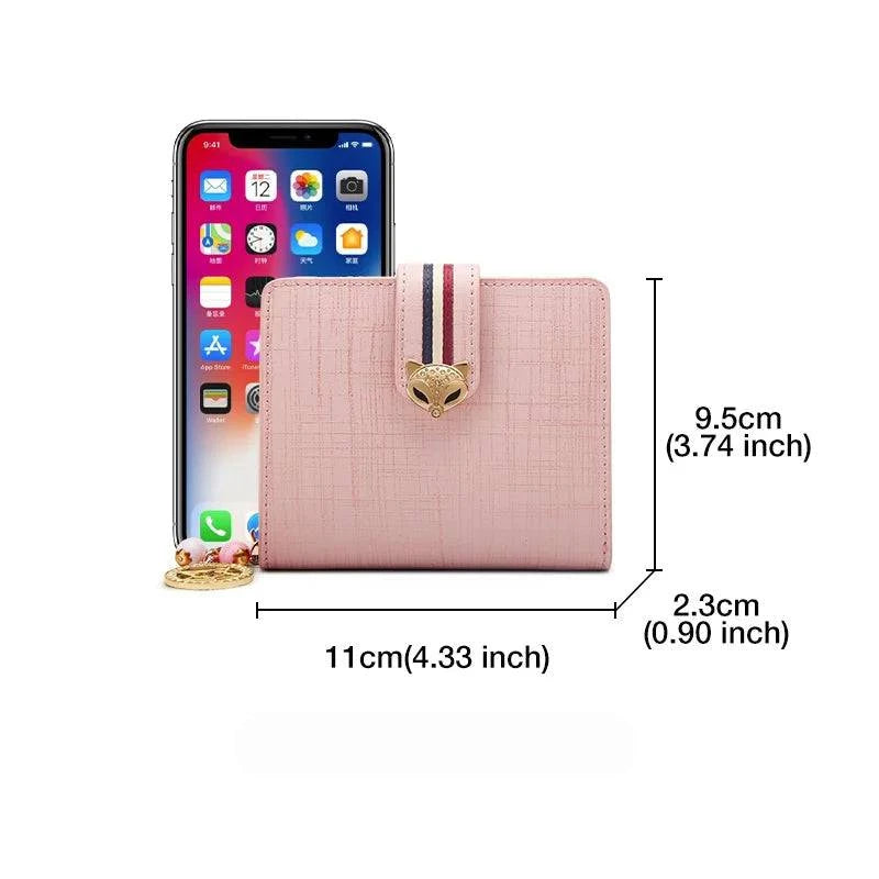 Carteira feminina pequena elegante rosa com fecho de raposa e tira listrada, exibindo dimensões de 11cm de largura, 9.5cm de altura e 2.3cm de profundidade, com comparativo de tamanho com um smartphone.