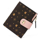 Carteira feminina pequena marrom com estrelas e tachas douradas, aba rosa e fecho raposa dourado