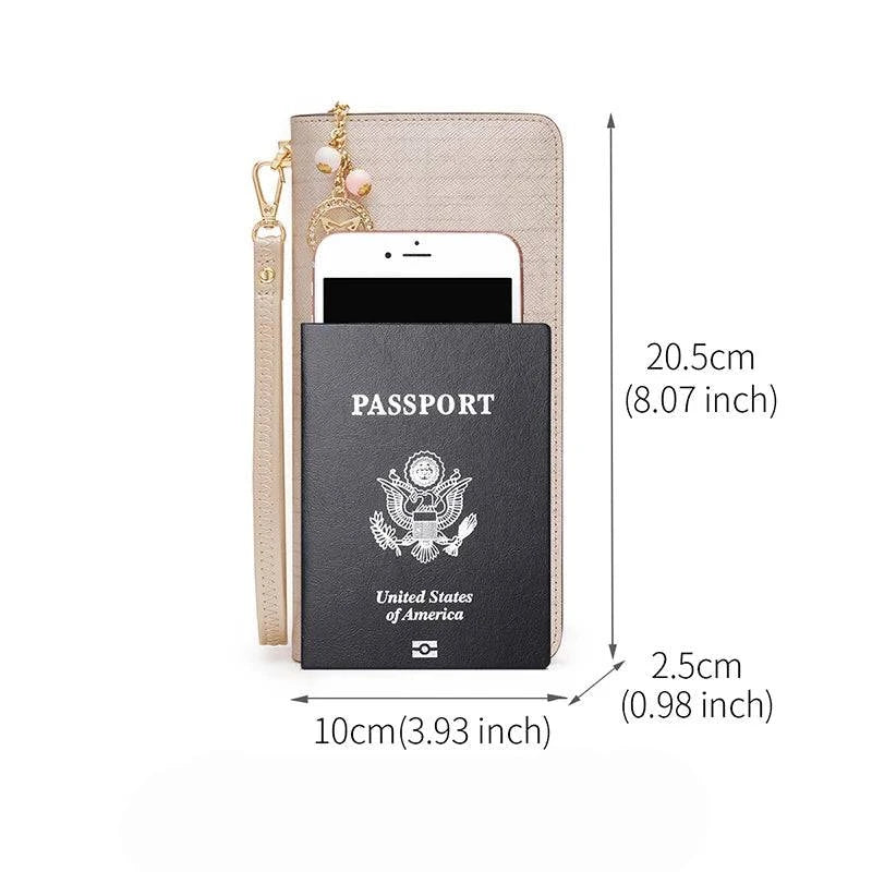 Carteira feminina de couro premium bege claro, exibindo dimensões de 10cm de largura, 20.5cm de altura e 2.5cm de profundidade, com comparativo de tamanho para smartphone e passaporte.