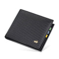 Carteira masculina Bison preta com textura de fibra de carbono e emblema metálico, revelando abas internas coloridas, design moderno e acabamento premium.