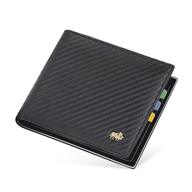Carteira masculina Bison preta com textura de fibra de carbono e emblema metálico, revelando abas internas coloridas, design moderno e acabamento premium.