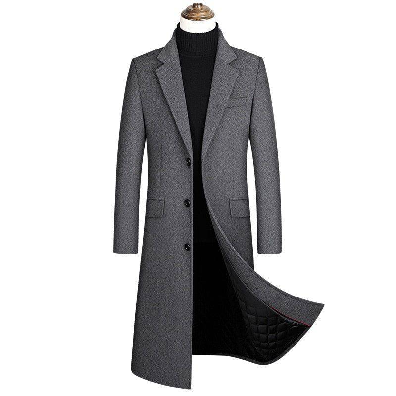 Casaco sobretudo masculino Zellum cinza, longo abaixo dos joelhos, com forro interno acolchoado preto e detalhe vermelho, evocando luxo e exclusividade.