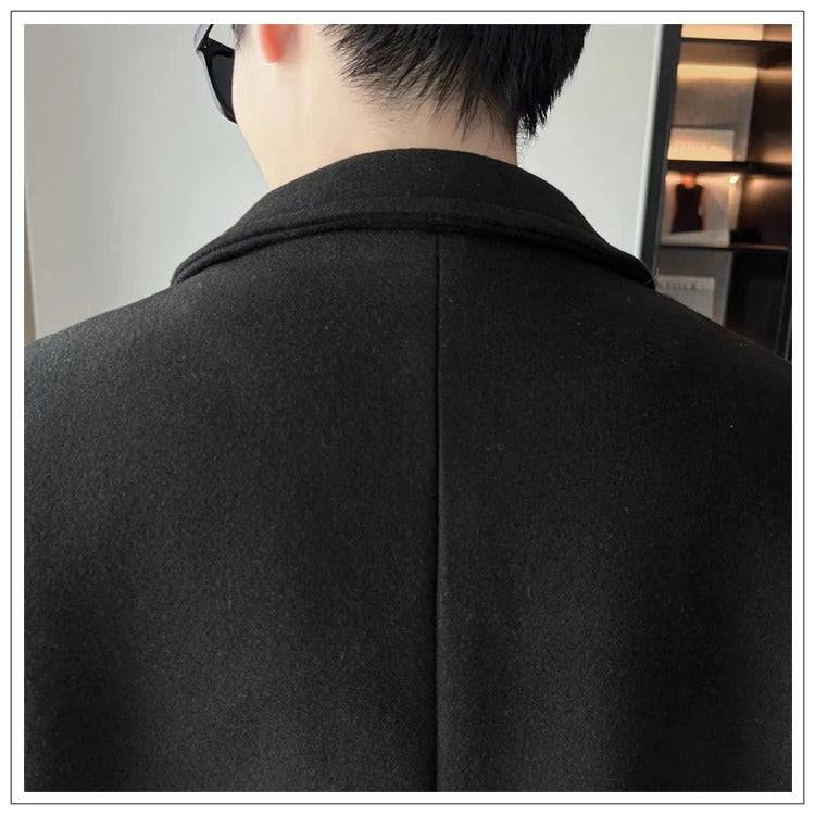 Parte traseira do sobretudo masculino preto com costura central. Corte reto e acabamento sofisticado para o dia a dia.