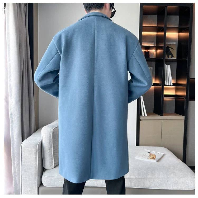 Parte traseira do sobretudo masculino azul com corte reto. Design moderno e confortável para o dia a dia.