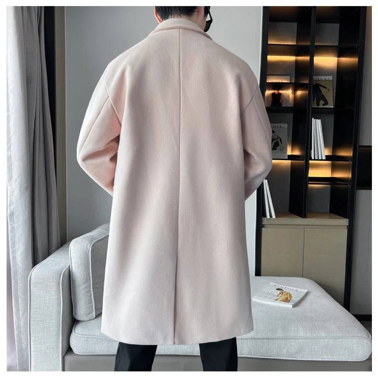 Vista traseira do sobretudo masculino bege claro com costura central. Elegância e sofisticação em cada detalhe.