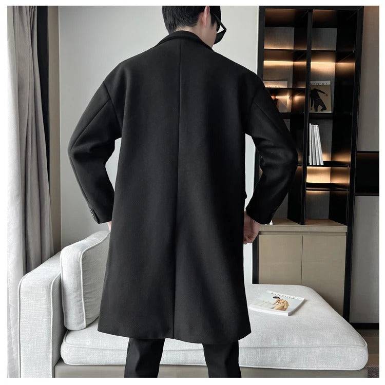 Sobretudo masculino preto visto por trás com corte reto. Ideal para compor looks elegantes no inverno.