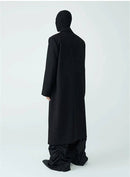 Vista traseira do sobretudo masculino preto com corte reto e caimento elegante, ideal para moda masculina sofisticada.