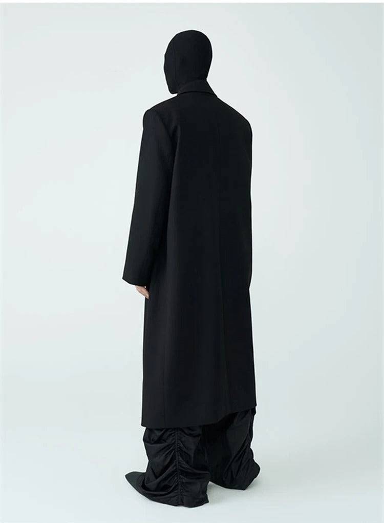 Vista traseira do sobretudo masculino preto com corte reto e caimento elegante, ideal para moda masculina sofisticada.