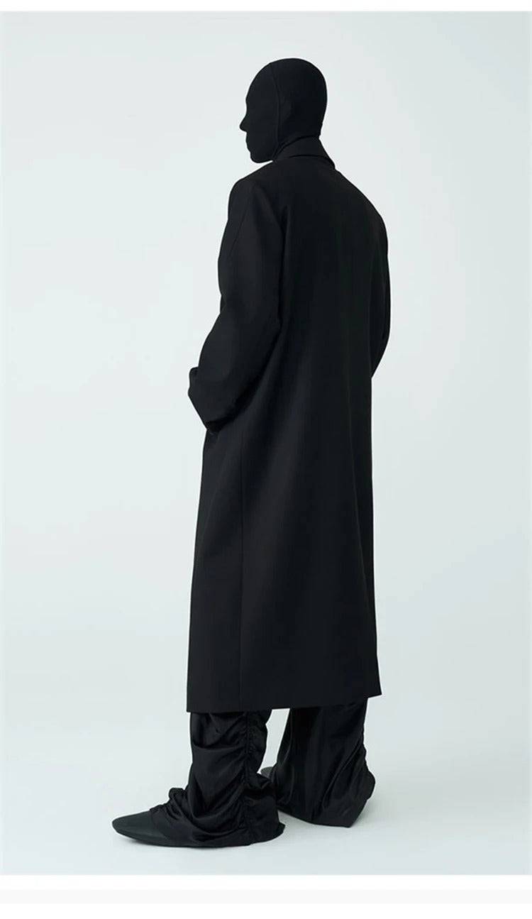 Vista traseira do sobretudo masculino longo preto, com acabamento refinado e corte clássico ideal para looks elegantes e urbanos.
