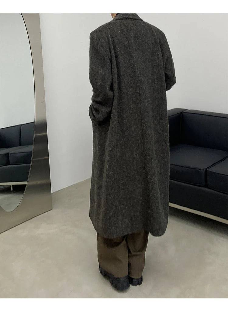 Vista traseira do sobretudo masculino longo social cinza, com acabamento refinado e ideal para dias frios com estilo.