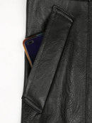 Sobretudo de couro preto com bolso frontal interno contendo smartphone