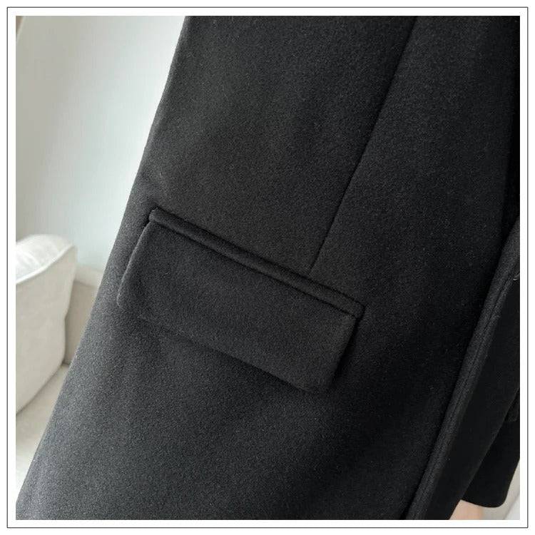 Bolso lateral com aba no sobretudo masculino de lã preto. Funcionalidade e estilo combinados em uma peça premium.