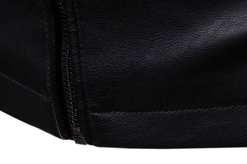 Detalhe do couro legítimo e zíper de jaqueta masculina preta, textura e costura de alta qualidade.