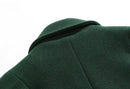 Detalhe da gola e ombro de sobretudo masculino verde