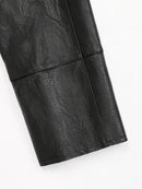 Detalhe da manga e costura do sobretudo de couro preto