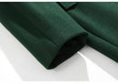 Detalhe de tecido do sobretudo verde com acabamento minimalista e corte limpo