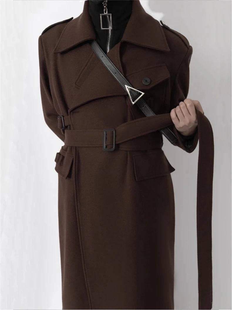 Detalhe do sobretudo masculino longo com cinto ajustado e alça transversal, ideal para estilo casual sofisticado.