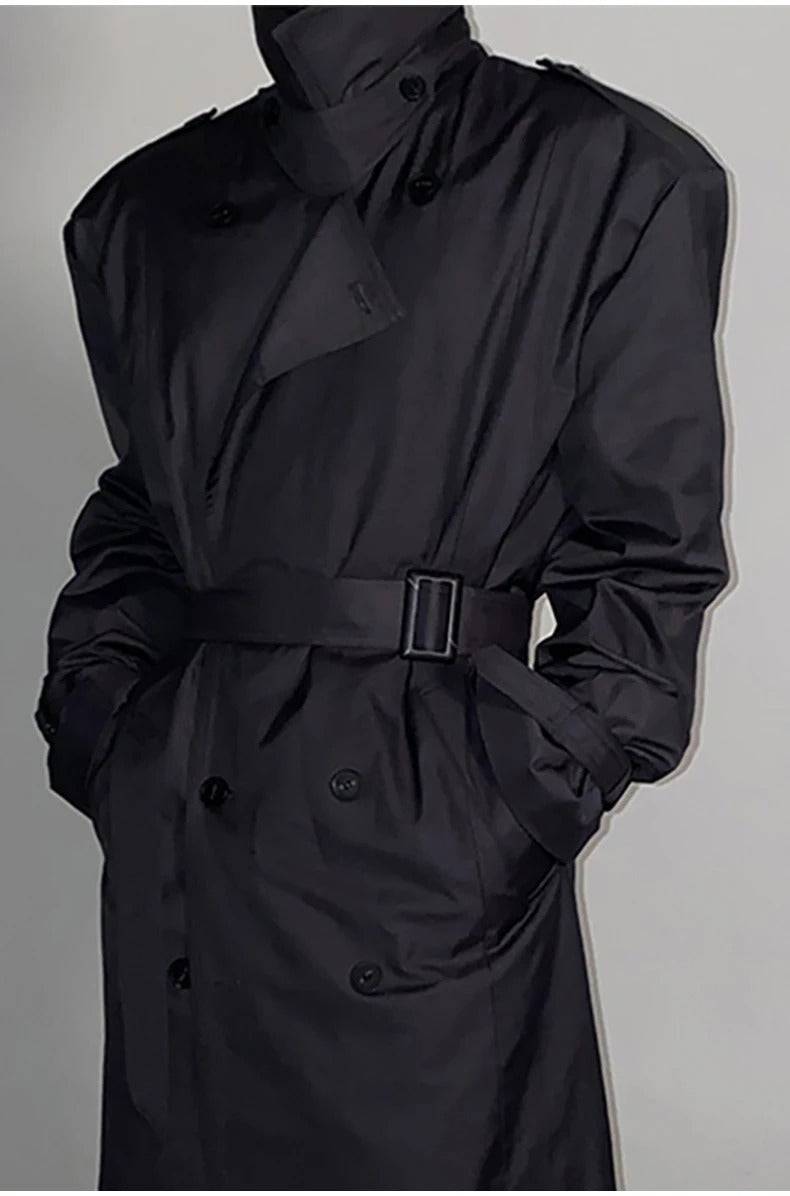 Detalhe do sobretudo masculino preto tech com tecido resistente e cinto ajustável. Ideal para dias frios e chuvosos.