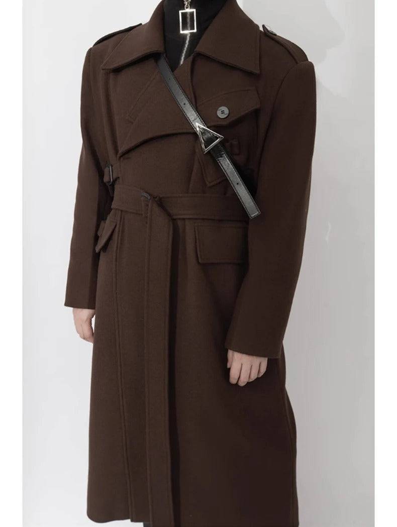 Sobretudo masculino marrom com cinto e lapelas largas, estilo clássico com toque moderno para dias frios.