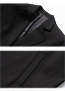 Detalhes do colarinho e bolso frontal do sobretudo masculino preto