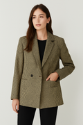 modelo usando o blazer feminino