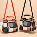 Duas bolsas tote estruturadas com estampa xadrez multicolorida, alças acolchoadas e detalhes de abelha