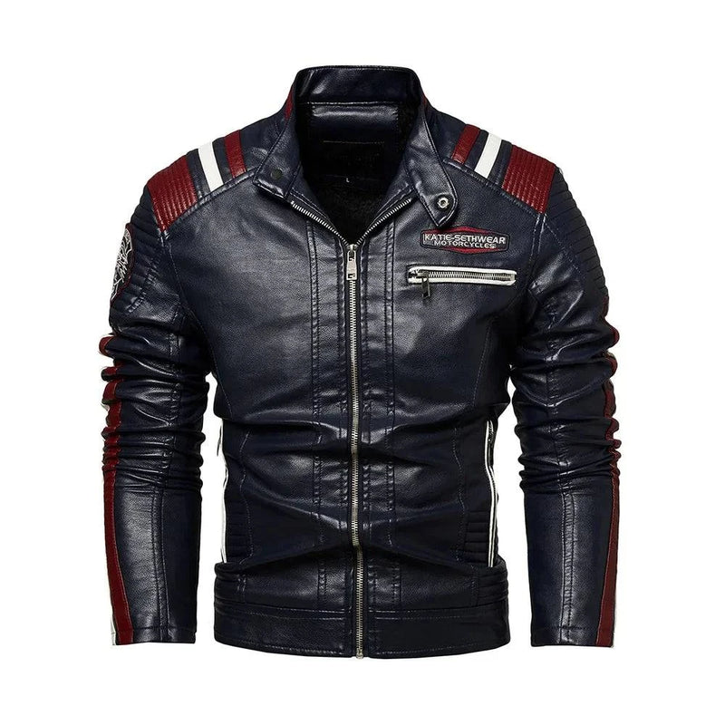 Jaqueta aviador militar masculina de couro azul marinho com listras vermelhas e brancas nos ombros e braços, gola alta com fecho de botão e zíper frontal prateado. Possui patches texturizados nos ombros e um patch bordado "KATIE-SETHWEAR MOTORCYCLES". Esta peça arrojada e de alta exclusividade é perfeita para um estilo que se destaca.