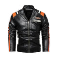 Jaqueta aviador militar masculina de couro preta com listras laranja e brancas nos ombros e braços, gola alta com fecho de botão e zíper frontal prateado. Possui patches texturizados nos ombros e um patch bordado "KATIE-SETHWEAR MOTORCYCLES". Esta peça arrojada e de alta exclusividade é perfeita para um estilo que se destaca.