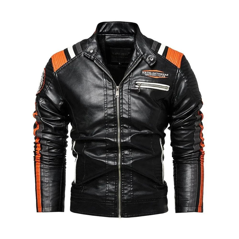 Jaqueta aviador militar masculina de couro preta com listras laranja e brancas nos ombros e braços, gola alta com fecho de botão e zíper frontal prateado. Possui patches texturizados nos ombros e um patch bordado "KATIE-SETHWEAR MOTORCYCLES". Esta peça arrojada e de alta exclusividade é perfeita para um estilo que se destaca.