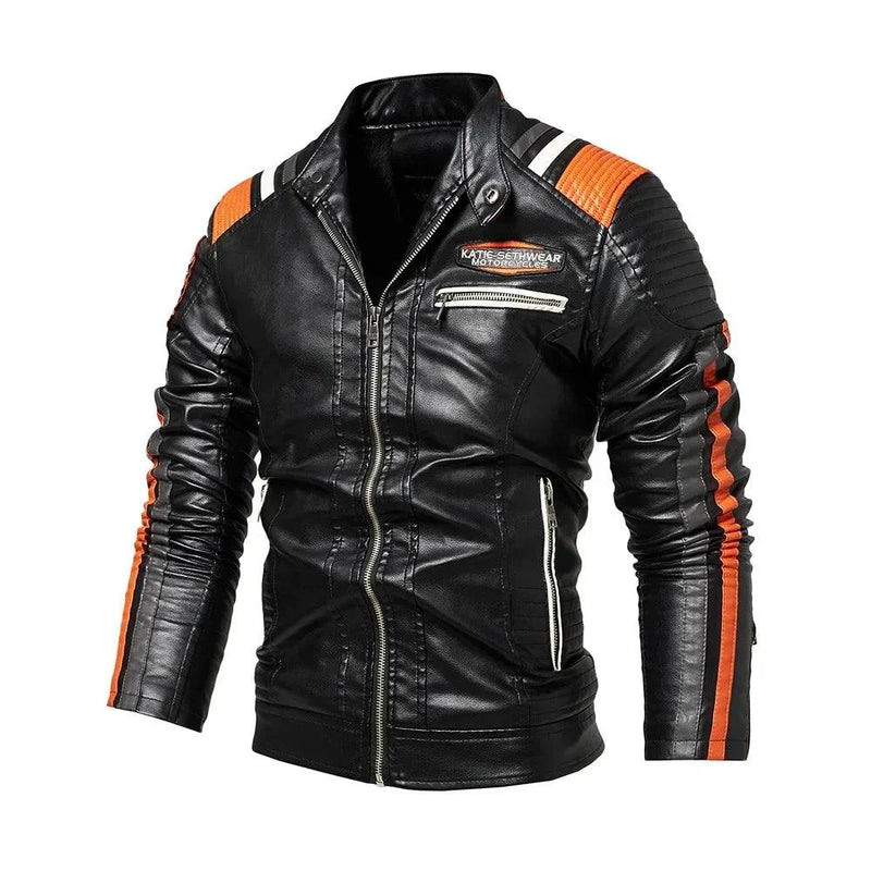Jaqueta aviador militar masculina de couro preta com listras laranja e brancas nos ombros e braços, gola alta com fecho de botão e zíper frontal prateado. Possui patches texturizados nos ombros e um patch bordado "KATIE-SETHWEAR MOTORCYCLES". Peça de design audacioso e alta exclusividade para quem busca um estilo de pilotagem arrojado.