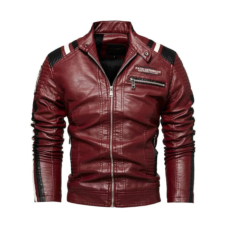 Jaqueta aviador militar masculina de couro vinho com listras pretas e brancas nos ombros e braços, gola alta com fecho de botão e zíper frontal prateado. Possui patches texturizados nos ombros e um patch bordado "KATIE-SETHWEAR MOTORCYCLES". Esta peça arrojada e de alta exclusividade é perfeita para um estilo que se destaca.