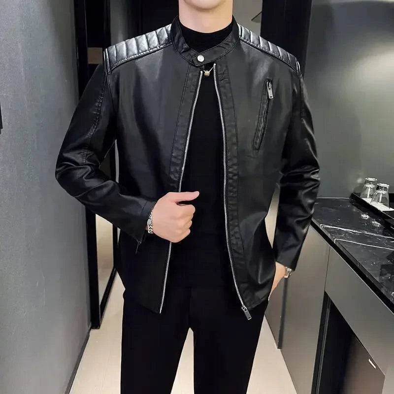 Homem usando jaqueta biker slim de couro sintético preta com gola mandarim e detalhes acolchoados nos ombros. Estilo contemporâneo e sofisticado, ideal para o público exigente de Embu das Artes.
