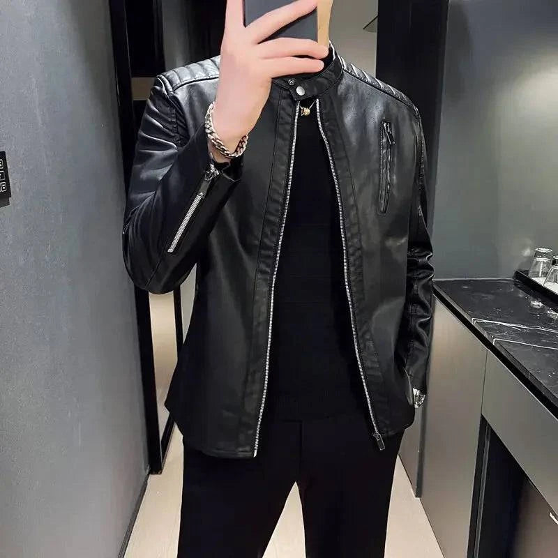 Homem tirando selfie usando jaqueta biker slim de couro sintético preta, zíperes prateados e gola mandarim. Estilo urbano e moderno, ideal para o cenário