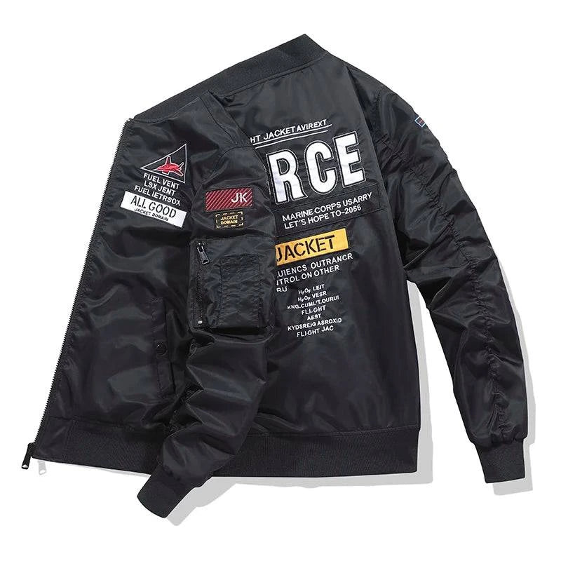 Jaqueta bomber aviador masculina preta, vista diagonal da costa, aberta, com patches 'FORCE', 'FUEL VENT' e bolso utilitário na manga. Estilo vintage autêntico para um visual impactante e de coleção.