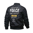 Jaqueta bomber preta com estampas militares, texto 'FORCE' e detalhes de aviação nas costas