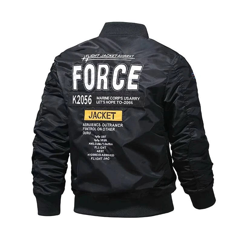 Costas da jaqueta bomber aviador masculina preta com a palavra 'FORCE' em destaque, 'MARINE CORPS USARRY' e outros grafismos militares. Estilo exclusivo e autêntico para colecionadores.