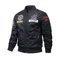 Jaqueta bomber aviador masculina preta, vista frontal-direita, com múltiplos patches bordados, incluindo 'FUEL VENT' e 'ALL GOOD'. Design autêntico para um estilo exclusivo e de destaque.