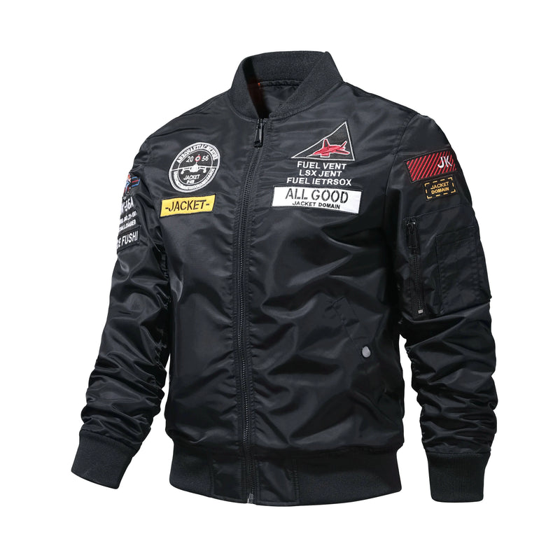 Jaqueta bomber aviador masculina preta, vista frontal-direita, com múltiplos patches bordados, incluindo 'FUEL VENT' e 'ALL GOOD'. Design autêntico para um estilo exclusivo e de destaque.