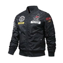 Jaqueta bomber preta com patches bordados, zíper frontal e punhos canelados